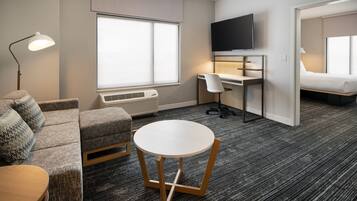 1 bedroom, hypo-allergenic bedding, desk, laptop workspace