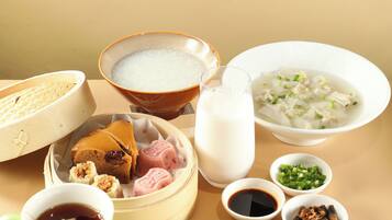 Se ofrece un desayuno bufé (128 CNY por persona)