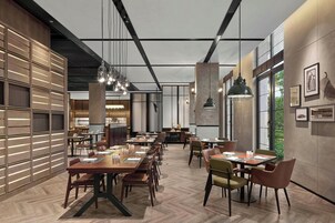 Sarapan, makan tengah hari dan makan malam dihidangkan 