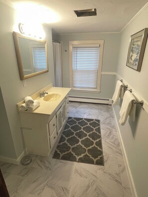 Regadera, secadora de cabello, toallas, jabón 