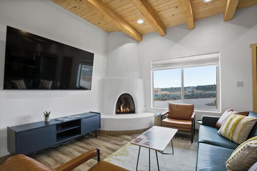 Brand New Whole 2 Unit 3 Bedroom Gorge/Mountain Getaway with Hot Tub