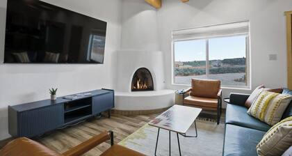 Brand New Whole 2 Unit 3 Bedroom Gorge/Mountain Getaway with Hot Tub