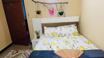 1 dormitorio, tabla de planchar con plancha, wifi y ropa de cama