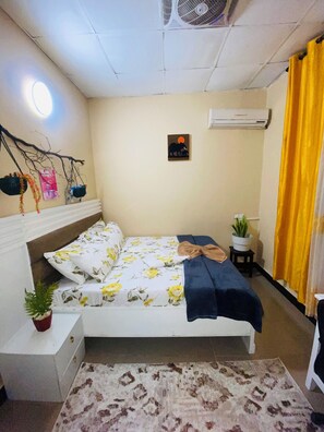 1 slaapkamer, een strijkplank/strijkijzer, wifi, beddengoed