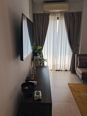 Deluxe Apartment | Living area | Flat-screen TV