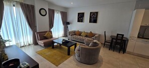 Deluxe Apartment | Ruang tamu | TV skrin rata 