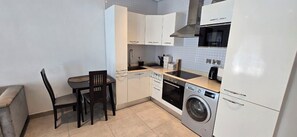 Appartement Deluxe | Cuisine privée | Réfrigérateur grande capacité avec congélateur, four à micro-ondes
