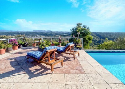 Charming 3-bedroom house with pool in Pezula Golf Estate!