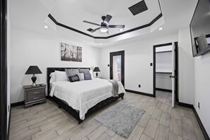 2 bedrooms, iron/ironing board, WiFi, bed sheets - Gated modern NRG-Med Center Stay (Houston)