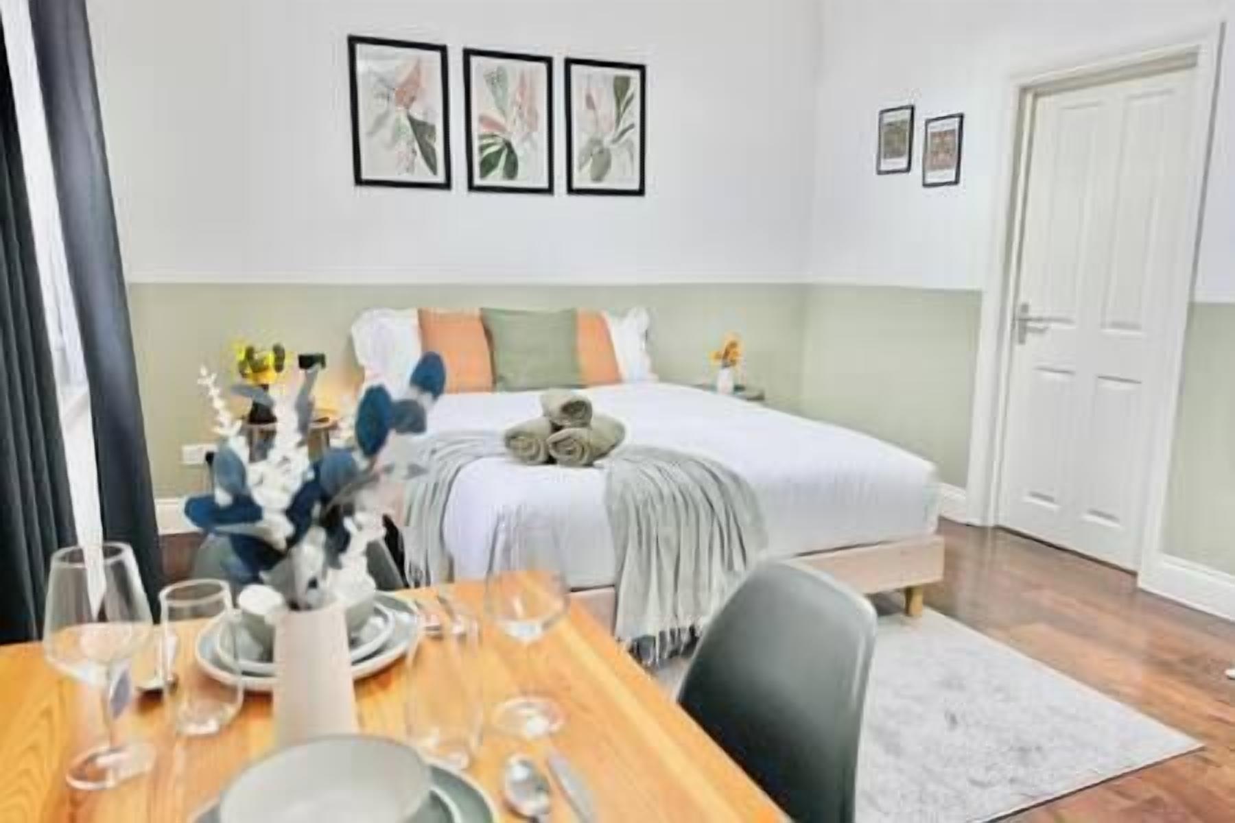 1 soverom, strykejern/-brett, reiseseng for barn og wi-fi