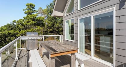 Jetty Lighthouse/Hot Tub/Walk to Beach/Sleeps 10/Pets Allowed
