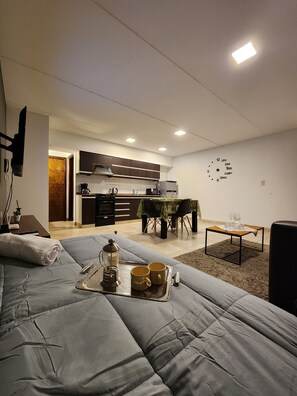 1 bedroom, WiFi, bed sheets - New apartment, excellent location. Free parking space a few meters away from the departmental plaza. (Godoy Cruz)