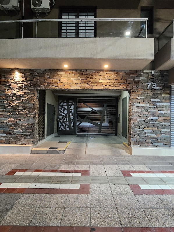 Exterior detail - New apartment, excellent location. Free parking space a few meters away from the departmental plaza. (Godoy Cruz)