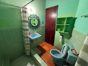 Quarto clássico, sacada, vista para o lago | Banheiro | Chuveiro, toalhas de banho, sabonete, shampoo