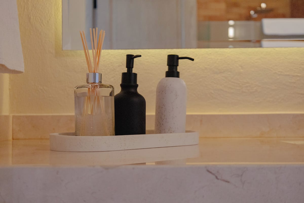 SĂšche-cheveux, serviettes fournies, savon, shampoing