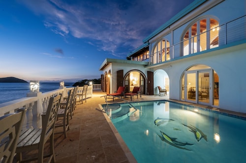 Walk to beach & dining! Sleeps 17, large pool!