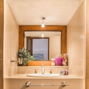 Haartrockner, Handtücher, Seife, Toilettenpapier