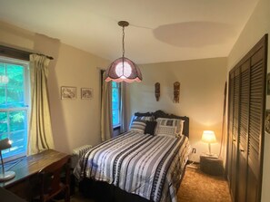 4 bedrooms, desk, iron/ironing board, WiFi - Scenic 4-bedroom Farm House, Tree Farm & Arboretum with trails in Sugar Grove (Sugar Grove)