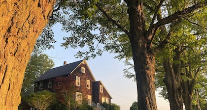 Scenic 4-bedroom Farm House, Tree Farm & Arboretum with trails in Sugar Grove