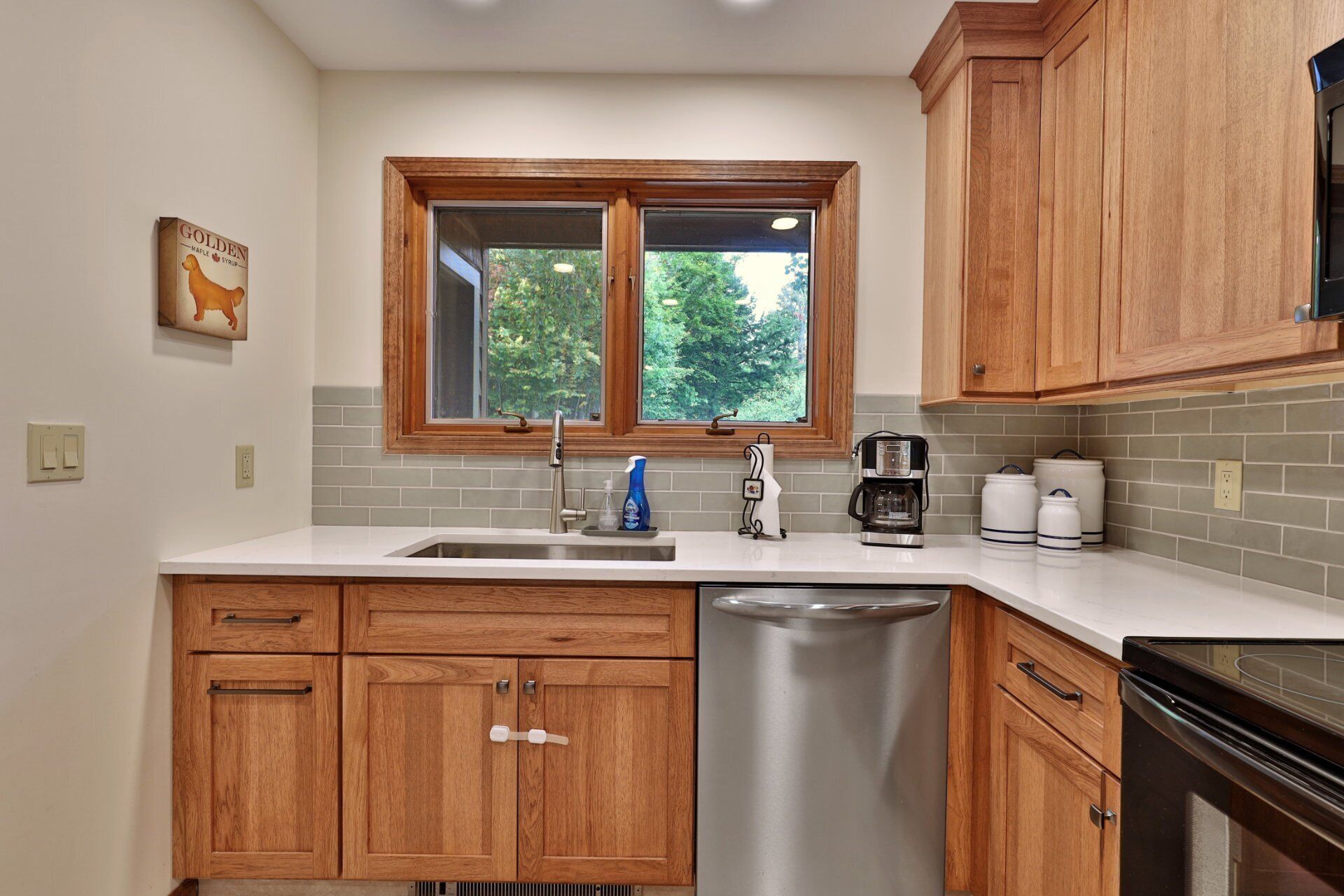 Kylskåp, mikrovågsugn, ugn och spishäll