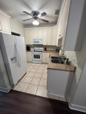 Fridge, microwave, oven, stovetop - Home Sweet Home 3/2 Townhome Close to Downtown Thomasville  (Thomasville)
