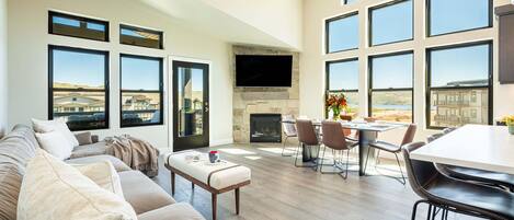 Smart TV, chimenea, mesa de ping pong