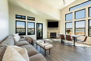 Smart TV, fireplace, table tennis