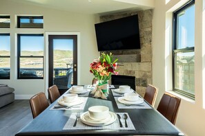 Dining - Free Ski Shuttle- Minutes to Deer Valley East Village and Jordanelle Reservoir (Heber City)