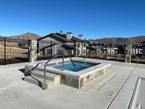 Outdoor spa tub - Free Ski Shuttle- Minutes to Deer Valley East Village and Jordanelle Reservoir (Heber City)