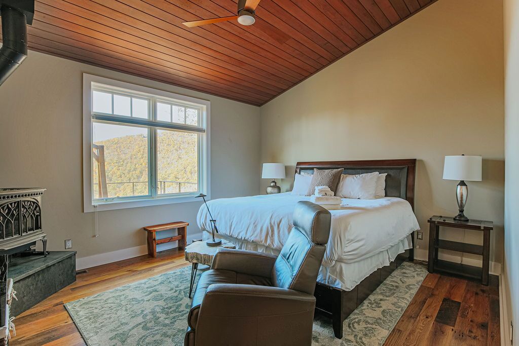 3 bedrooms, desk, WiFi (free), bed sheets