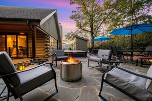 Outdoor dining - Art & Soul: Sauna/Hot Tub & Boot Warmer for guests (Wintergreen Resort)