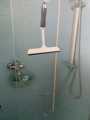 Regadera, secadora de cabello, bidet, toallas