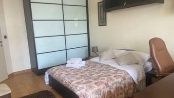 1 chambre, fer et planche à repasser, Wi-Fi, draps fournis