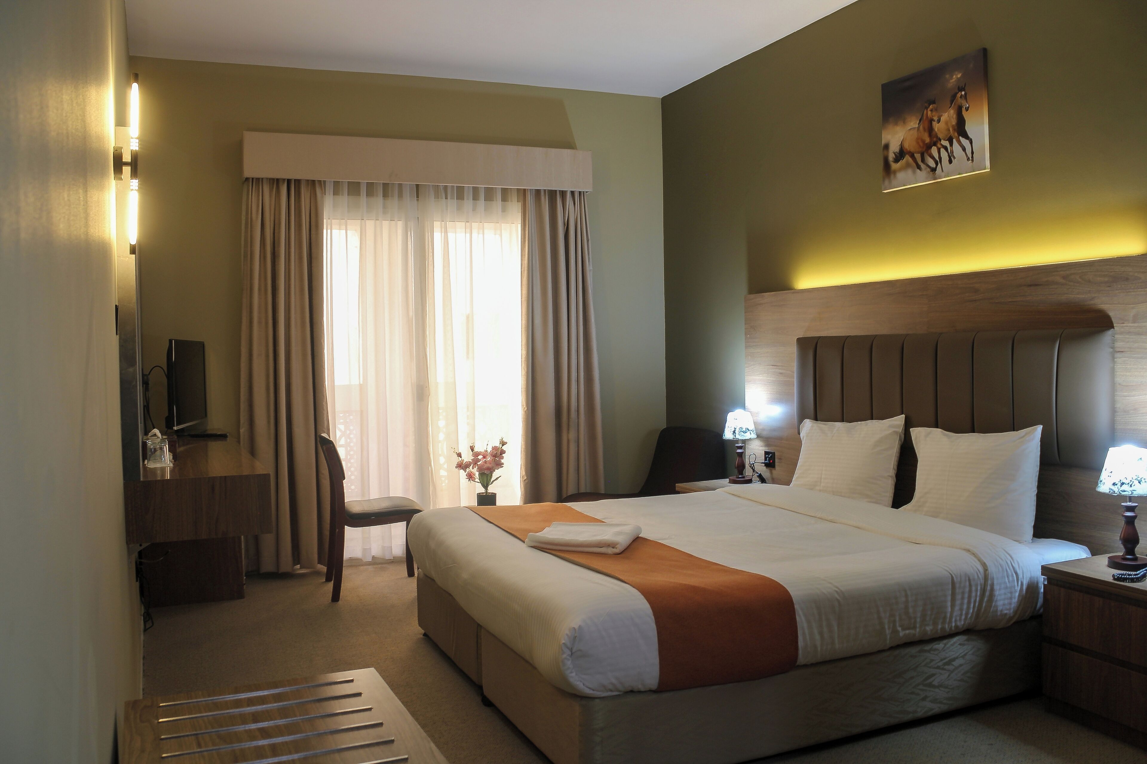 Deluxe King Room, Balcony, City View | Espace de travail pour ordinateur portable, Wi-Fi gratuit, draps fournis