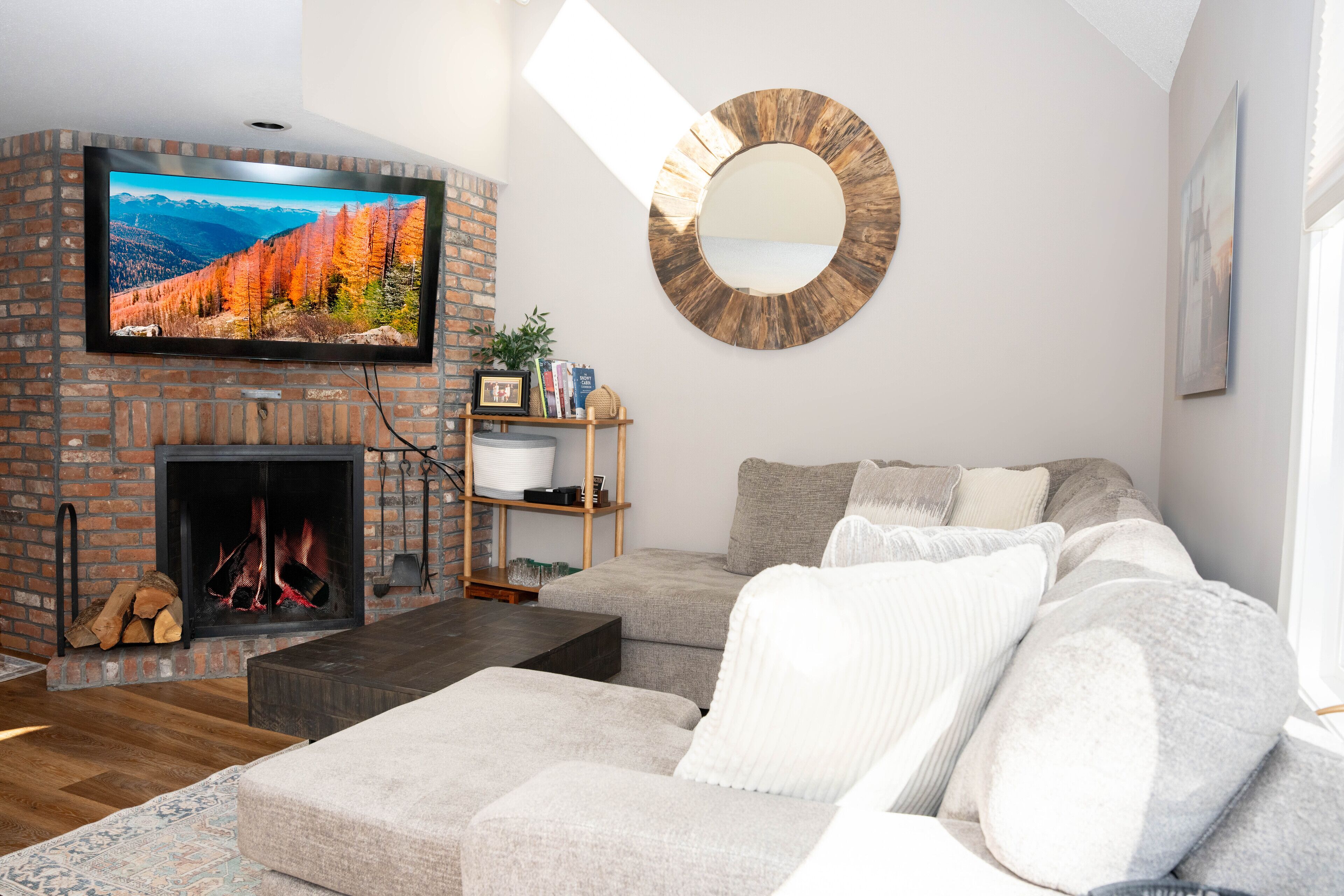 テレビ、暖炉、DVD プレーヤー