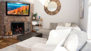 テレビ、暖炉、DVD プレーヤー