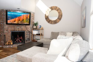 Fernseher, Kamin, DVD-Player