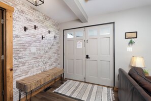 Interior - Blessed Charming 2-Bedroom Bungalow, 3 Miles From The World Known Ark Encounter (Williamstown)