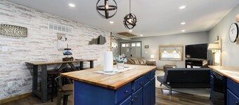Blessed Charming 2-Bedroom Bungalow, 3 Miles From The World Known Ark Encounter