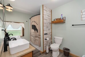 Douche, sèche-cheveux, serviettes fournies, savon