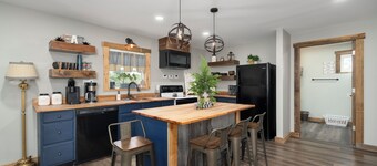 Blessed Charming 2-Bedroom Bungalow, 3 Miles From The World Known Ark Encounter