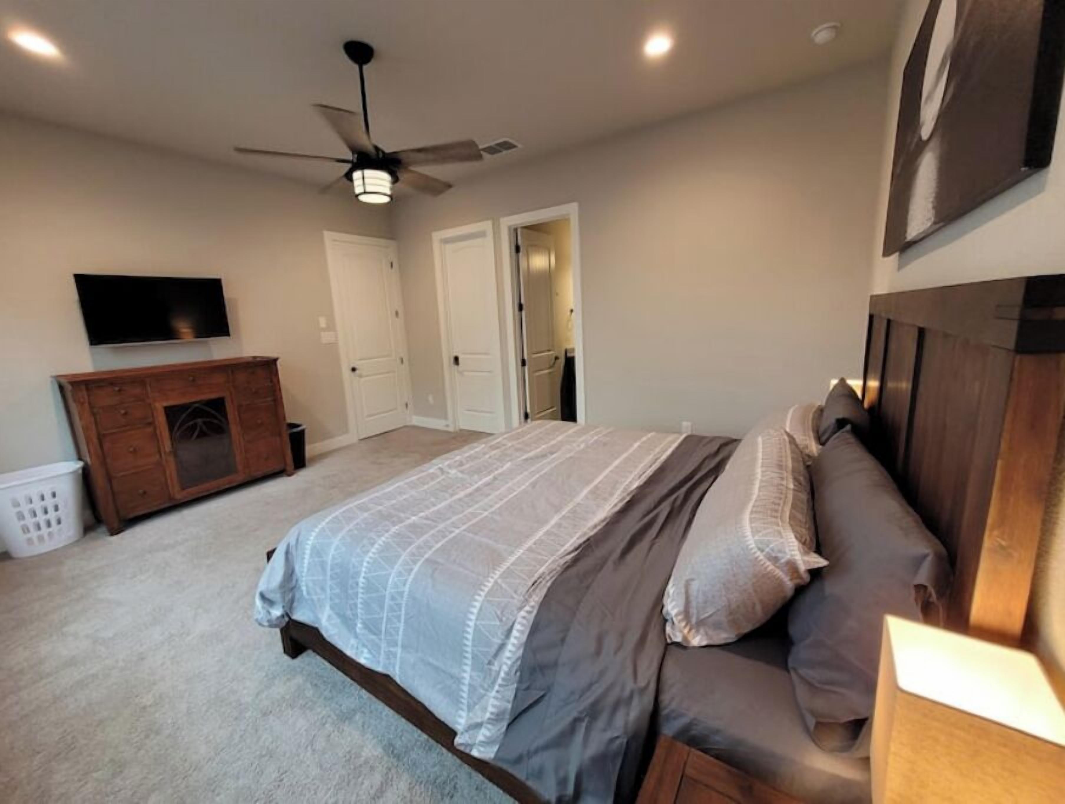 3 عدّة غرف نوم ومكتب وسرير سفر وواي فاي