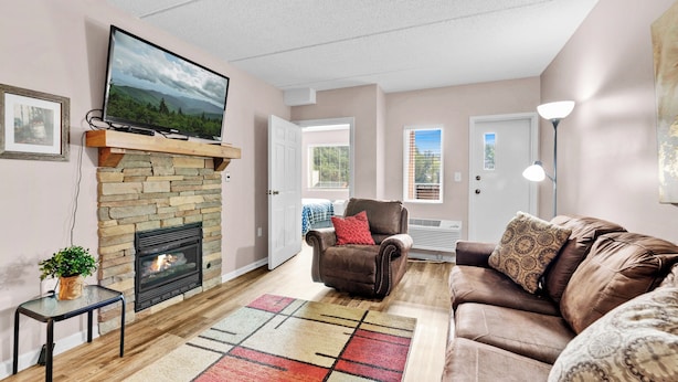 Unclassified image, 1 of 27, button - Trendy 2 BDR Condo w/ Pool + Hot Tub Near Downtown (Gatlinburg)