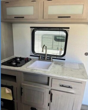 Refrigerador, microondas, placa de cocina, cafetera/tetera
