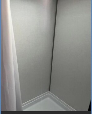Ducha, toallas, papel higiénico