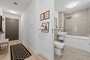 Douche, sèche-cheveux, serviettes fournies, savon