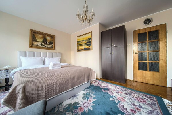 2 bedrooms, desk, iron/ironing board, WiFi