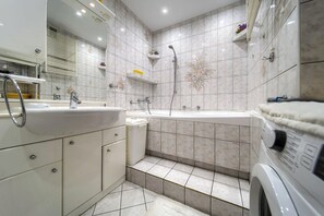 Hair dryer, towels, soap, shampoo - Szczepin Spacious Apartment (Wroclaw)