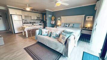 1 soveværelse, pengeskab på værelset, skrivebord, strygejern/strygebræt