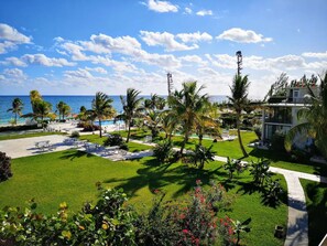 Property grounds - NEW Stunning Ground Floor Beachfront Studio in Coral Beach,  Grand Bahamas (Freeport)